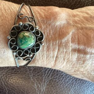 Bracelet Native American Sterling Silver
Natural turquoise light weight Old